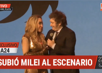 Así fue el apasionado beso de Javier Milei y su novia Fátima Florez